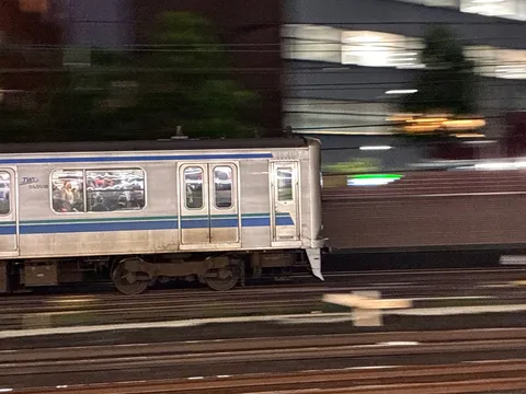 夜の銀色列車の瞬き