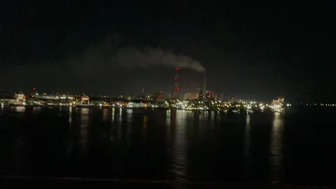 夜の工場群と水面の灯