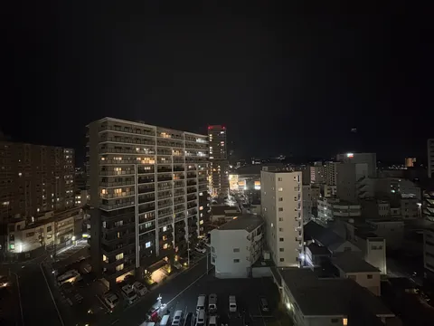 夜の街に灯る静かな息吹