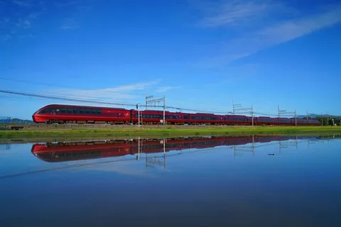 青空と赤列車の水鏡