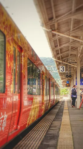 山の駅に映える赤い列車