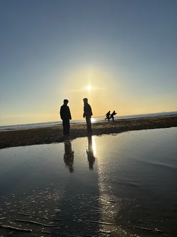 夕暮れの海辺、静かな時間