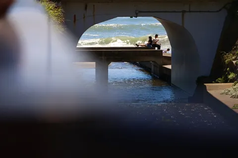橋の下の海辺でひとやすみ