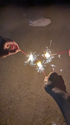 夏の夜の小さな光