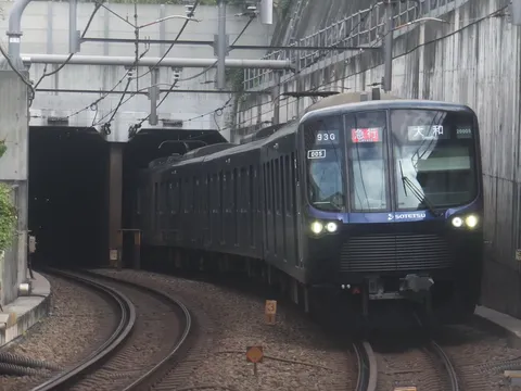 闇へと滑り込む列車