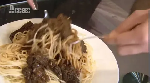 麺と肉が語る夜更け感
