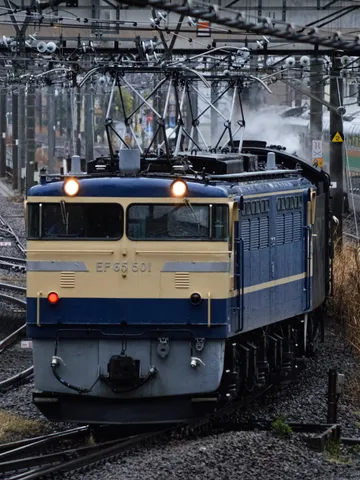 雨煙と機関車、昭和の風景