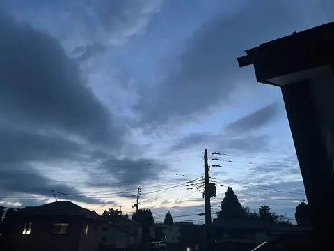 藍色の空と街灯りのコントラスト