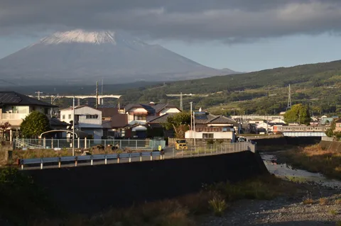 静寂の町と雄大な山