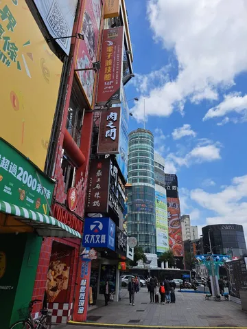 カラフル看板と青空の交差点