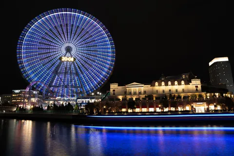 煌めく夜景と光の帯