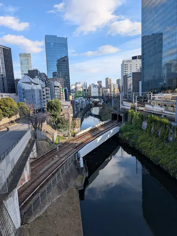都会の水面に映る風景