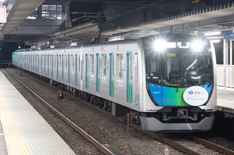 ヘッドライト輝く停車車両