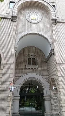 アーチに吸い込まれるような入口