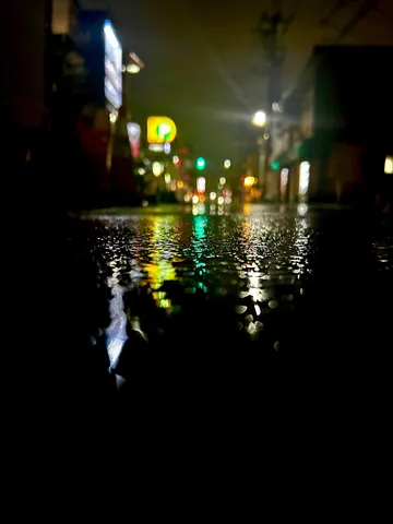 雨粒に映る光の街