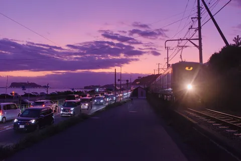 紫に染まる線路と街の光