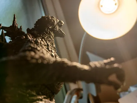 怪獣、ランプに照らされる
