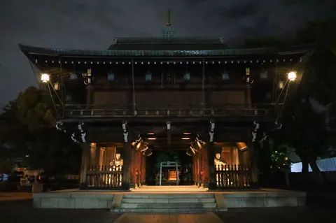 灯りに浮かぶ夜の門