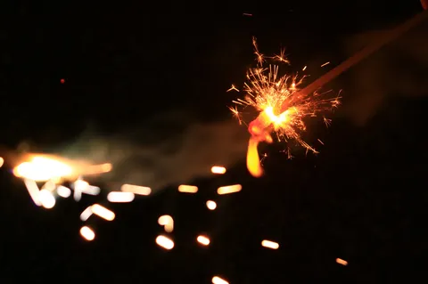 夜空を彩る線香花火の輝き