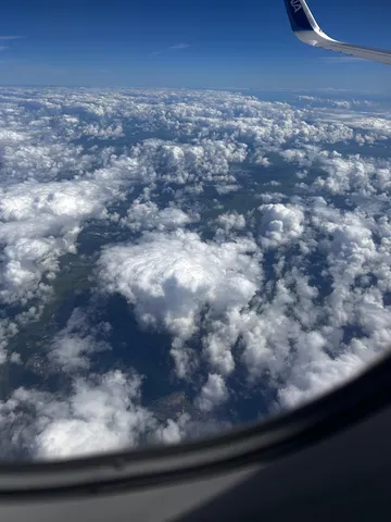 雲海から覗く地上世界