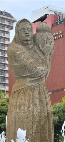 石像とカラス、静かな日常