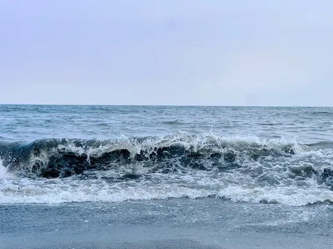 波と光の静謐な一刻