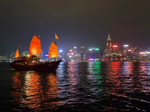 夜景に映える朱色の帆