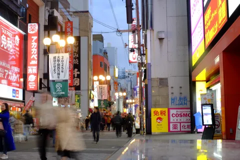 ネオンと人影、大阪の夜景