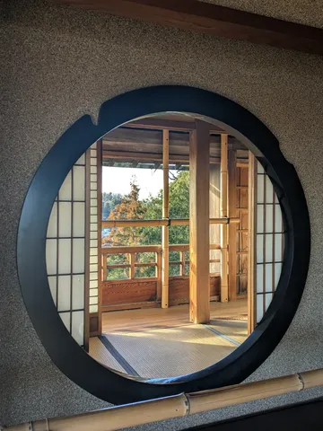 円窓越しの和の趣