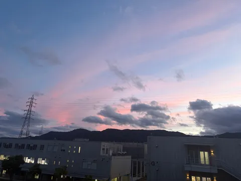 夕焼け空と工場のコントラスト