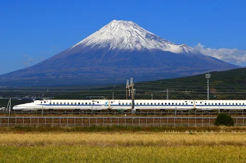 雪化粧の富士山と新幹線