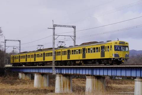 黄色い列車が渡る風景