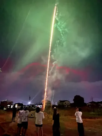 夜空に昇る光の筋
