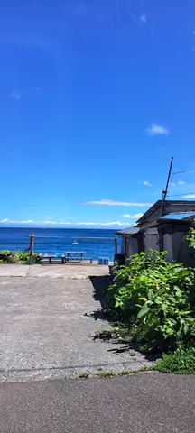 青い海と空、小さな小屋の対比