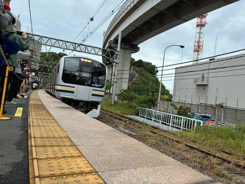 旅立ちを待つ銀色の列車