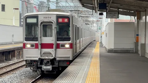 雨上がりの駅、日常の一コマ