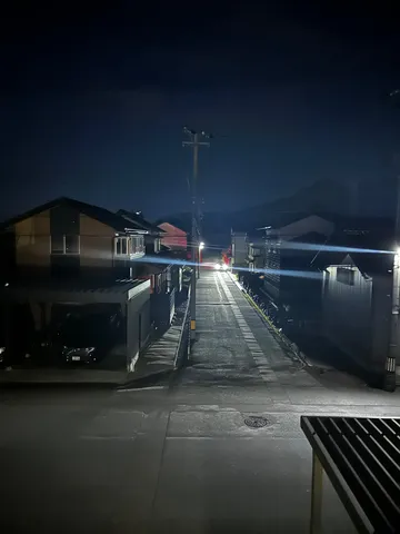深夜の静寂、灯りの道