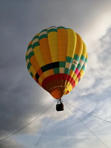 空に舞うカラフルな気球