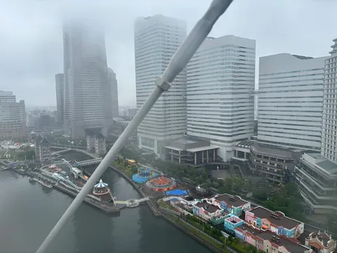 霧とビル群の街並み