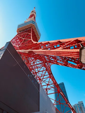 青空に力強くそびえる東京タワー