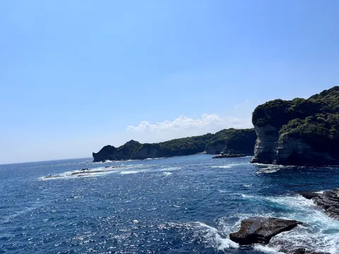 紺碧の海と断崖の緑