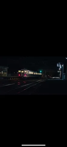 夜の駅、列車は静かに佇む
