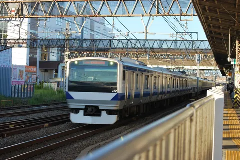 朝のホームに響く銀の列車