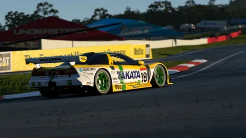 疾走するレーシングカーの残像