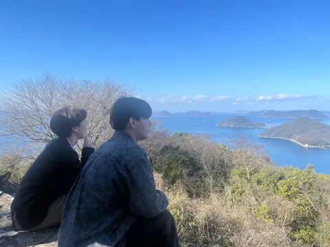 水平線に沈む夕日と島々のシルエット