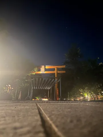 夜空と鳥居、静寂の誘い