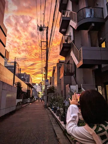 感動の夕焼け、スマホ越しに