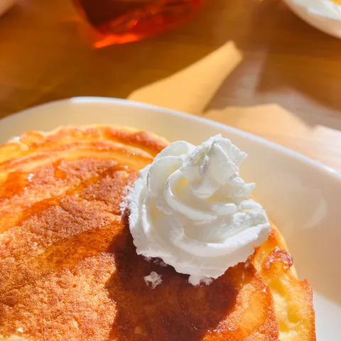 朝の光に映えるふわりパンケーキ