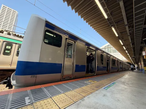 都会の駅、青空と光のコントラスト