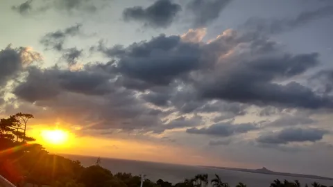 茜空に溶ける雲のグラデーション